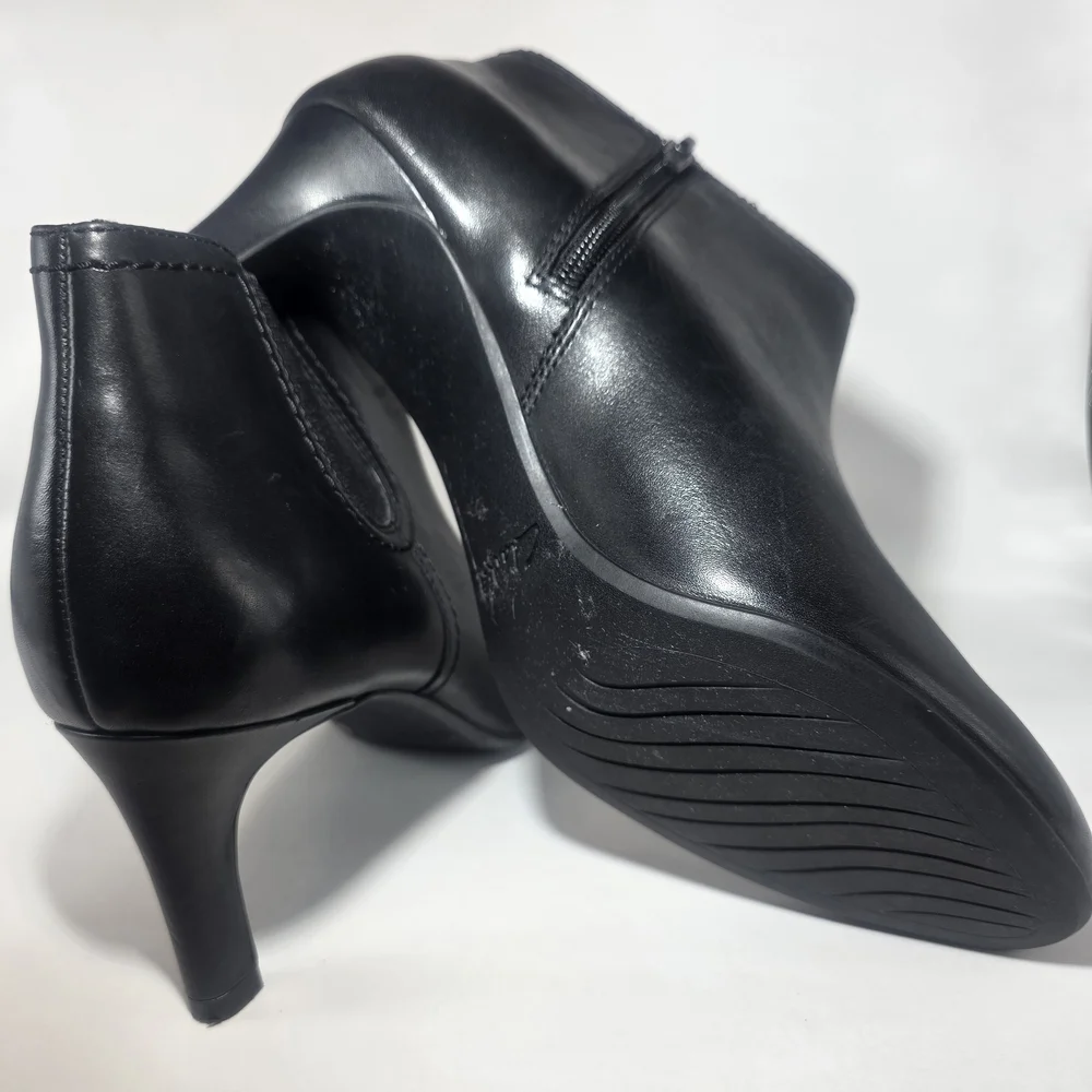 Clarks Women’s Black Leather Ankle Boots Size 9 Heeled Booties New